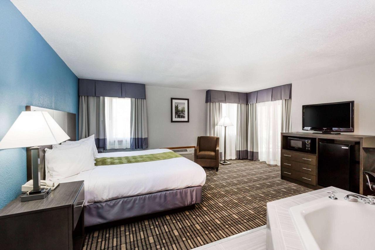 Deluxe King Studio Suite - Non-Smoking at Baymont by Wyndham Pella
