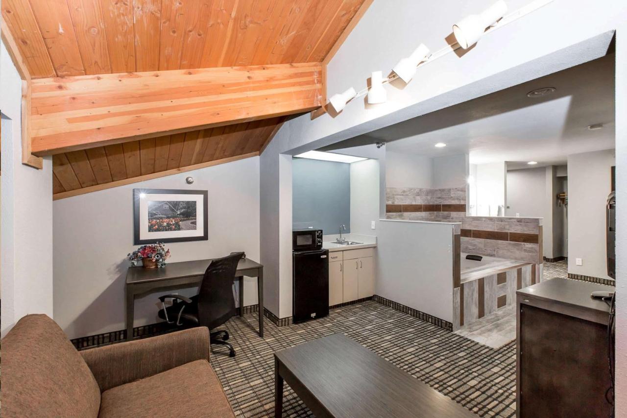 Superior King Studio Suite - Non-Smoking at Baymont by Wyndham Pella