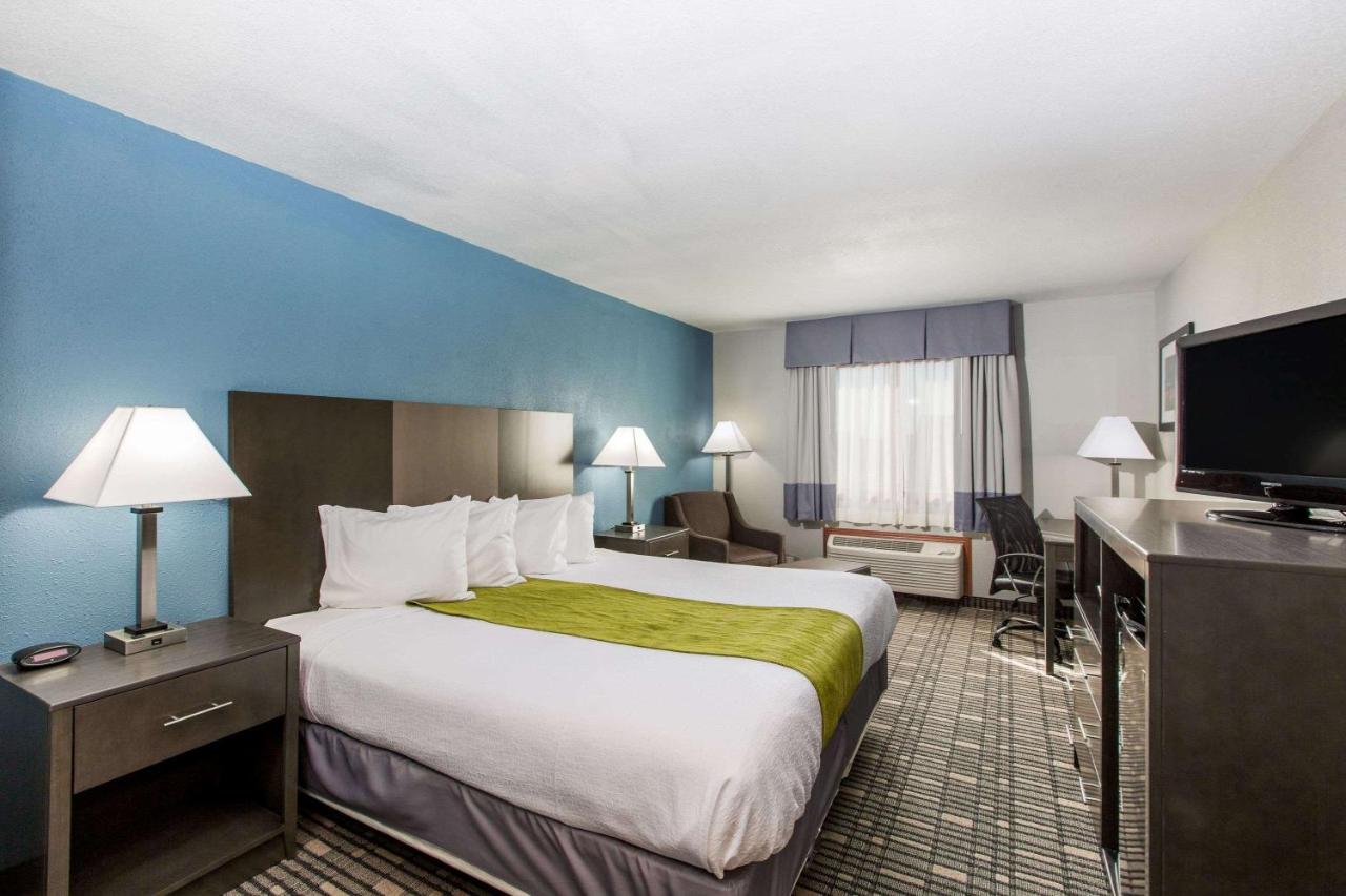 King Room- Non-Smoking at Baymont by Wyndham Pella