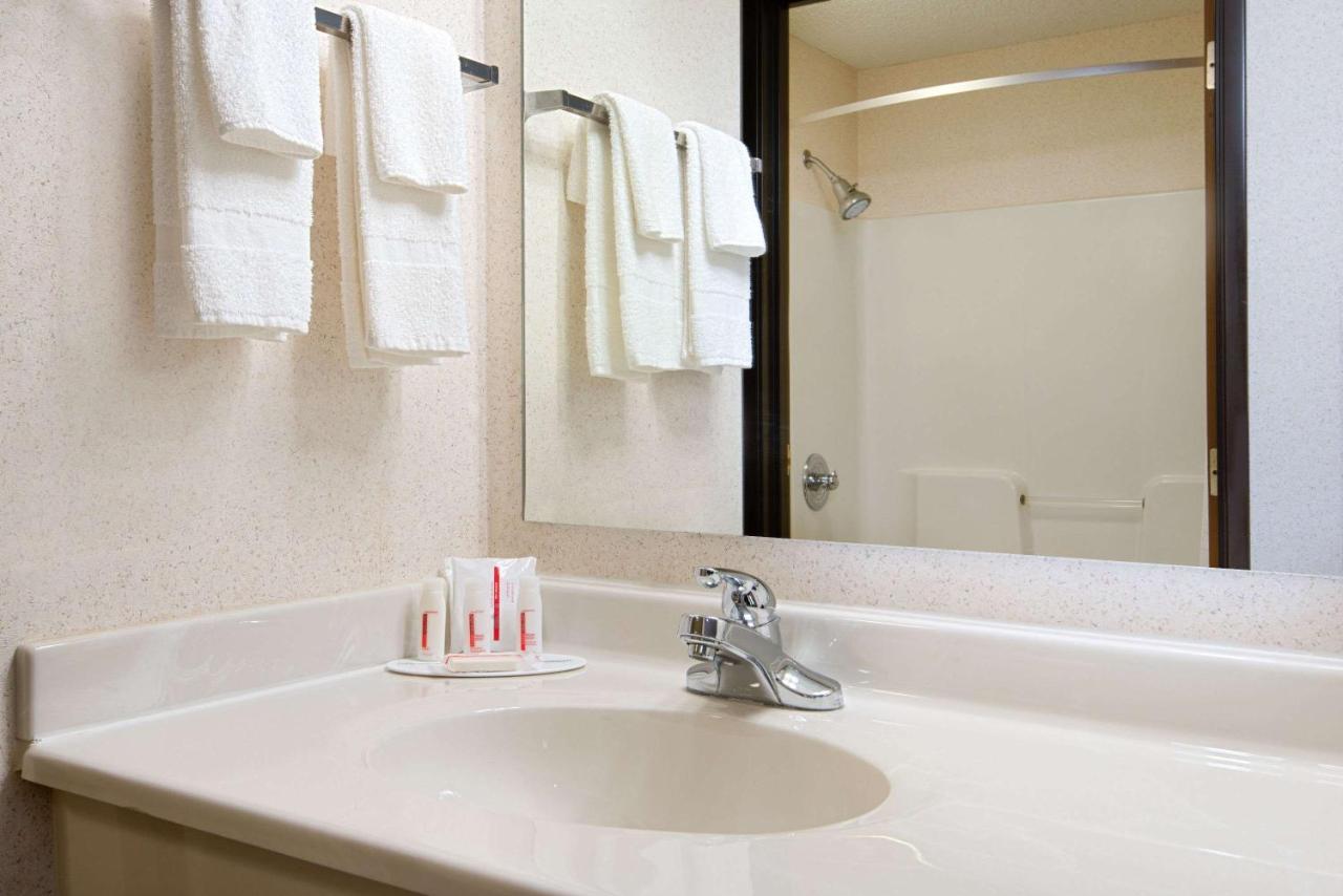 Deluxe King Studio Suite - Non-Smoking at Baymont by Wyndham Pella