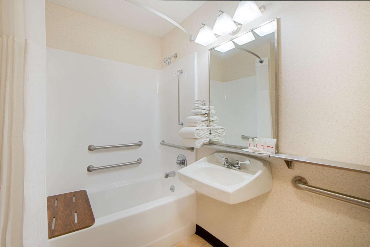 Queen Room - Mobility Access/Non-Smoking at Baymont by Wyndham Pella