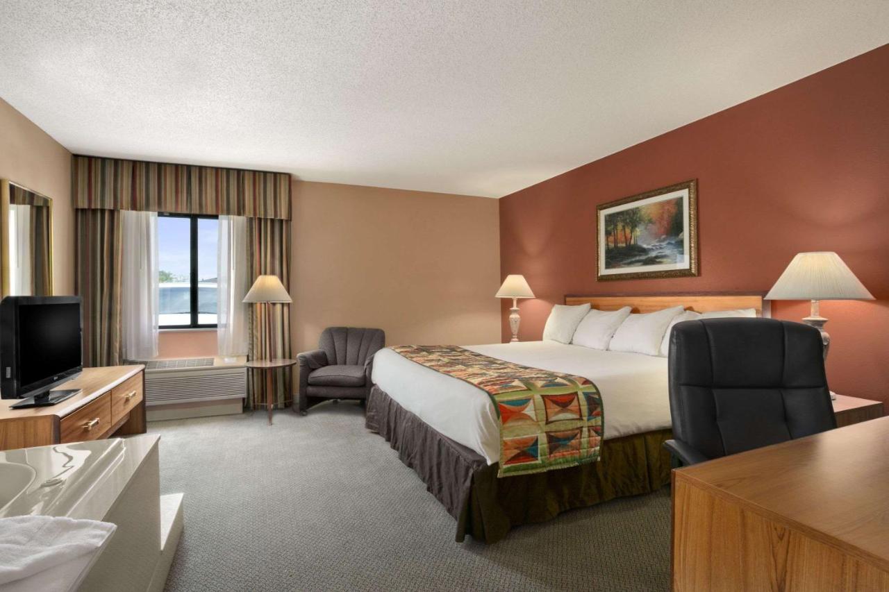 King Studio Suite - Non-Smoking at Baymont by Wyndham Sullivan