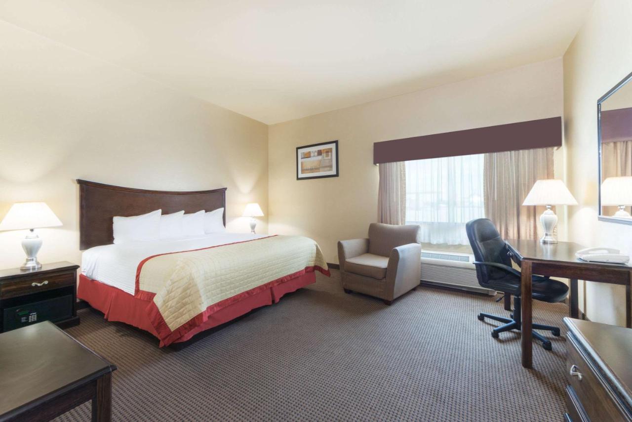 King Room with Roll-In Shower - Mobility Access/Non-Smoking at Baymont by Wyndham Perryton