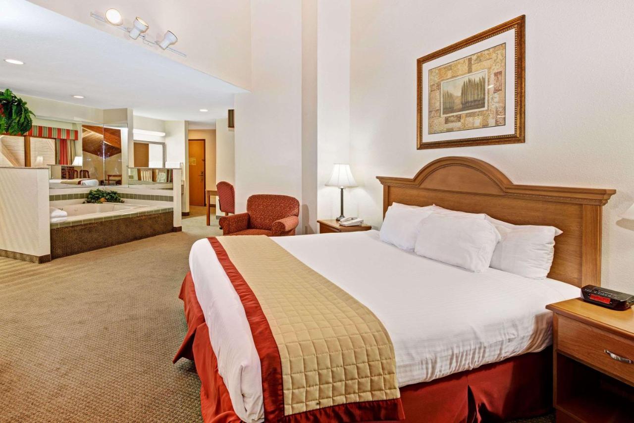 Deluxe King Suite with Hot Tub and Balcony - Non-Smoking at Baymont by Wyndham Indianapolis