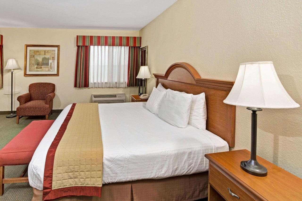 King Suite with Hot Tub - Non-Smoking at Baymont by Wyndham Indianapolis