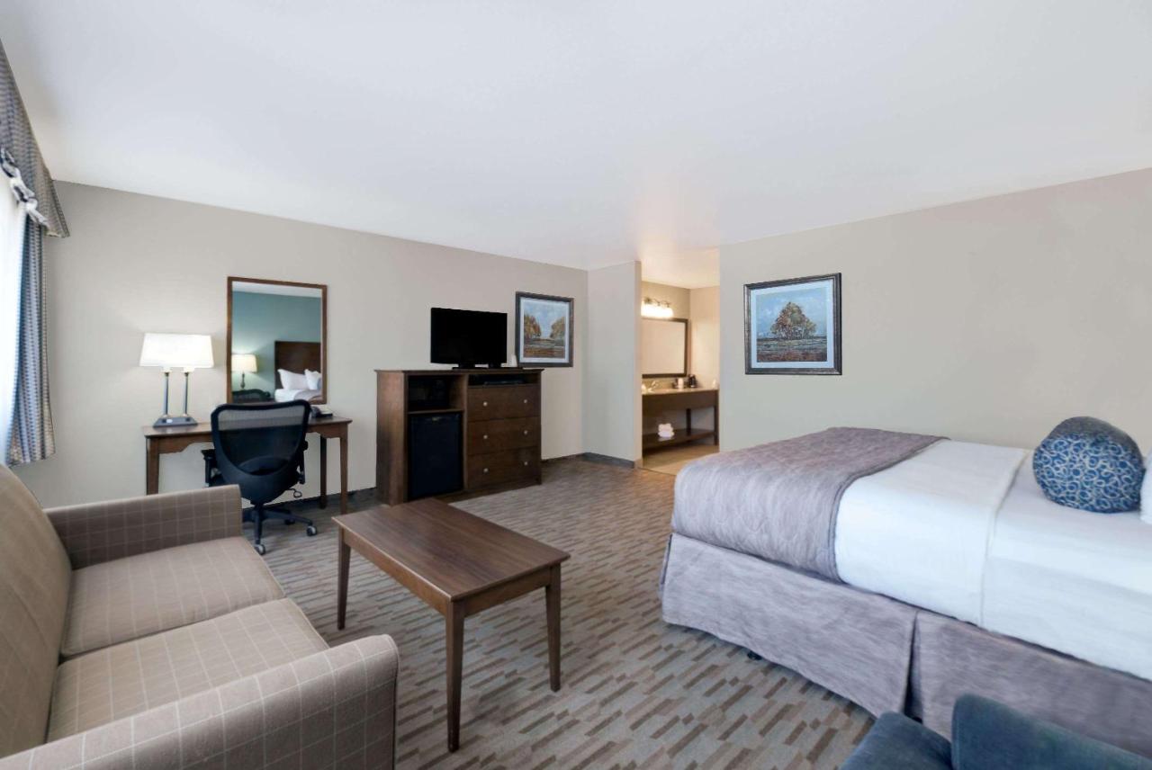 King Studio Suite - Non-Smoking at Baymont by Wyndham Minot