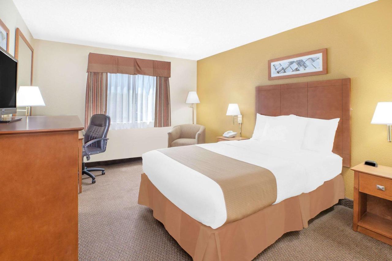 Double Room - Disability Access/Non-Smoking at Baymont by Wyndham Port Huron