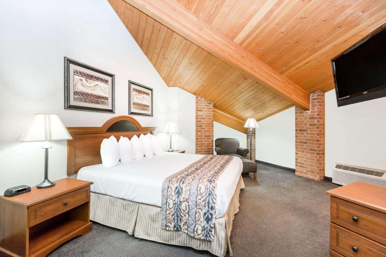 Superior Studio Suite with 1 King Bed, Non-Smoking at Baymont by Wyndham LeMars