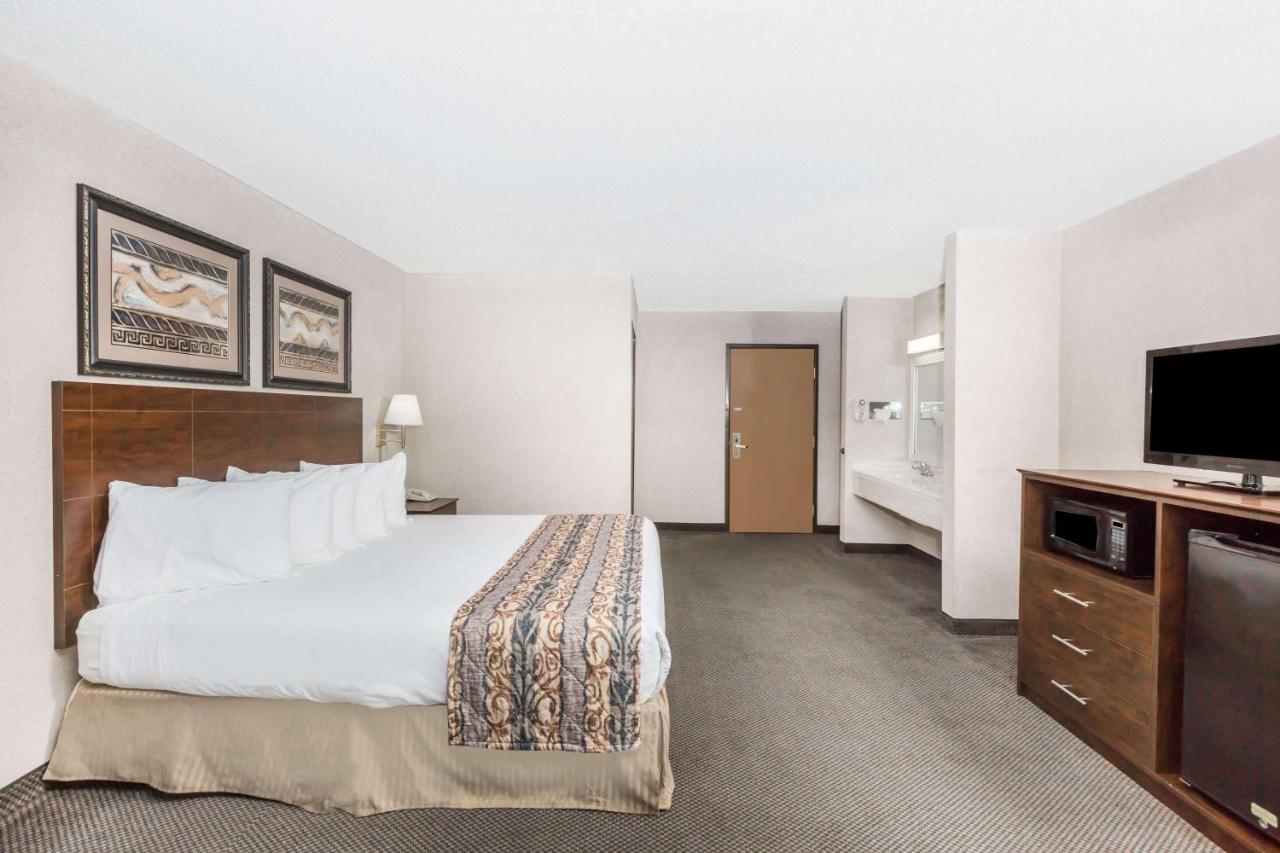 King Studio Suite, Non-Smoking at Baymont by Wyndham LeMars