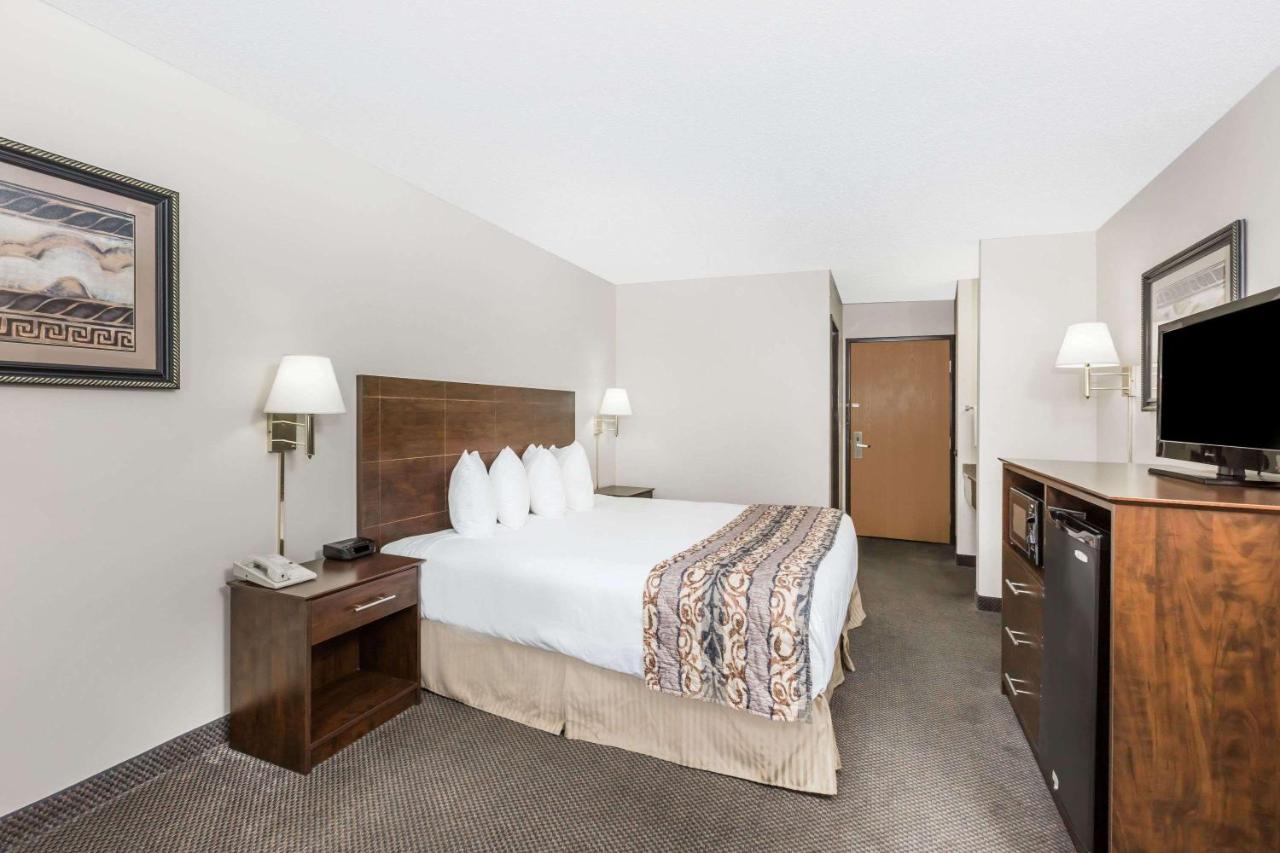 King Room - Non-Smoking at Baymont by Wyndham LeMars
