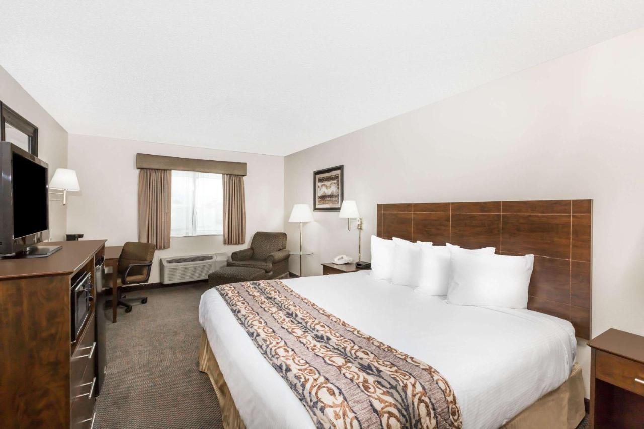 King Room - Non-Smoking at Baymont by Wyndham LeMars
