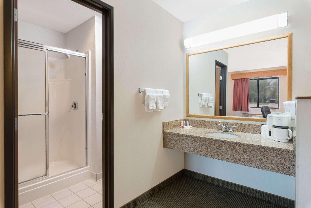 King Suite with Spa Bath at Baymont by Wyndham Hot Springs