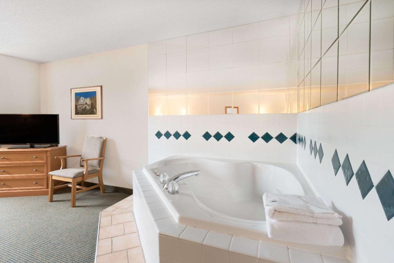 King Suite with Spa Bath at Baymont by Wyndham Hot Springs
