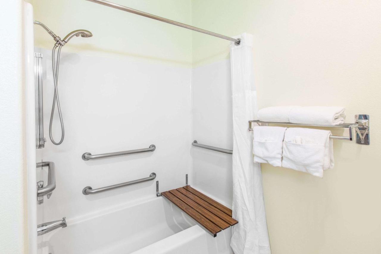 King Room with Bath Tub - Mobility Accessible/Non-Smoking at Ramada by Wyndham Williams/Grand Canyon Area