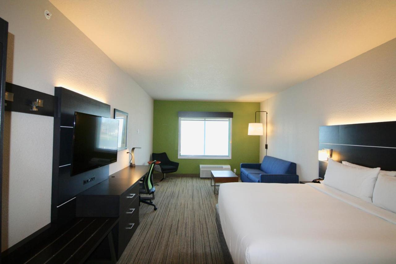 Deluxe King Room at Holiday Inn Express & Suites Kirksville - University Area by IHG