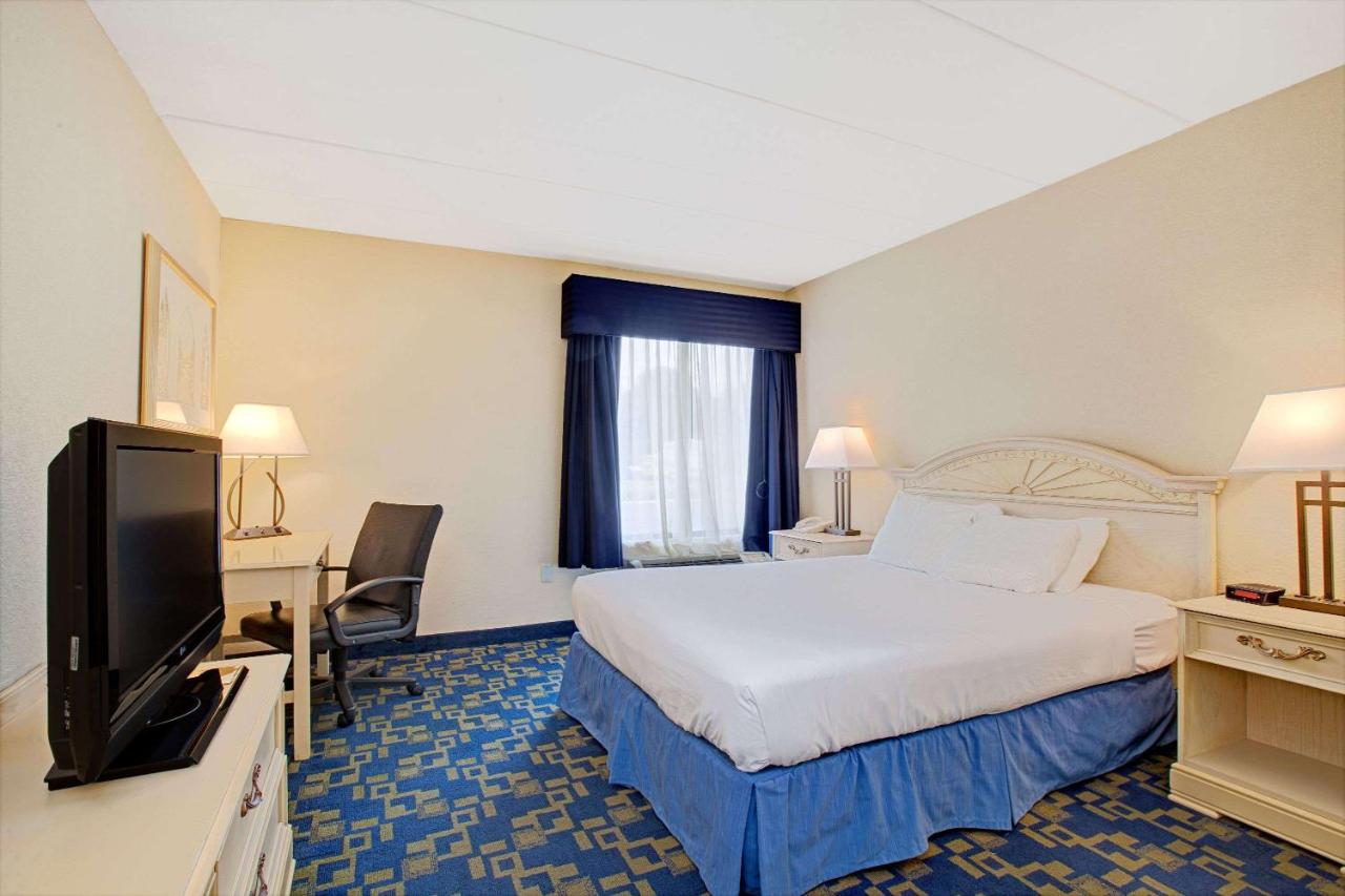 Queen Room - Disability Access/Non-Smoking at Days Inn by Wyndham East Windsor/Hightstown