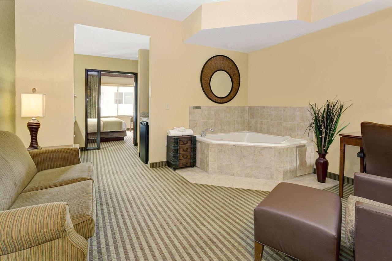 One-Bedroom King Suite - Non-Smoking at Days Inn by Wyndham Cheyenne