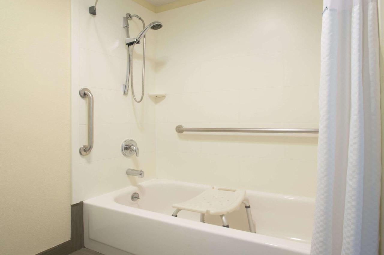 Queen Room with Two Queen Beds and Bathtub with Grab Bars - Mobility Accessible/Non-Smoking at Days Inn by Wyndham Yakima