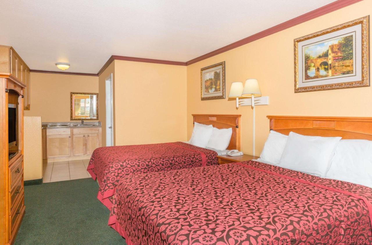 Superior Queen Room with Two Queen Beds at Days Inn by Wyndham King City