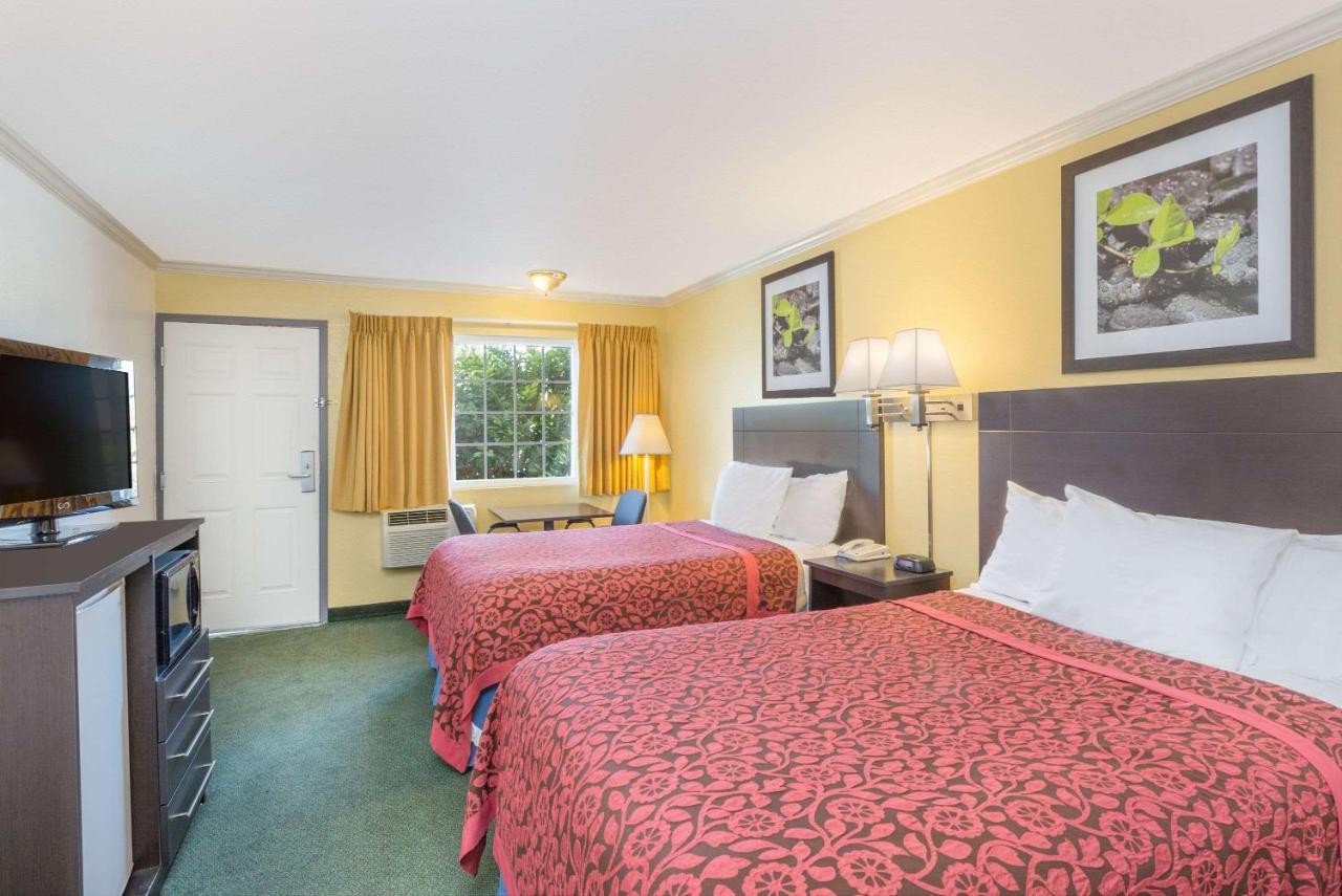 Double Room with Two Double Beds - Smoking at Days Inn by Wyndham King City
