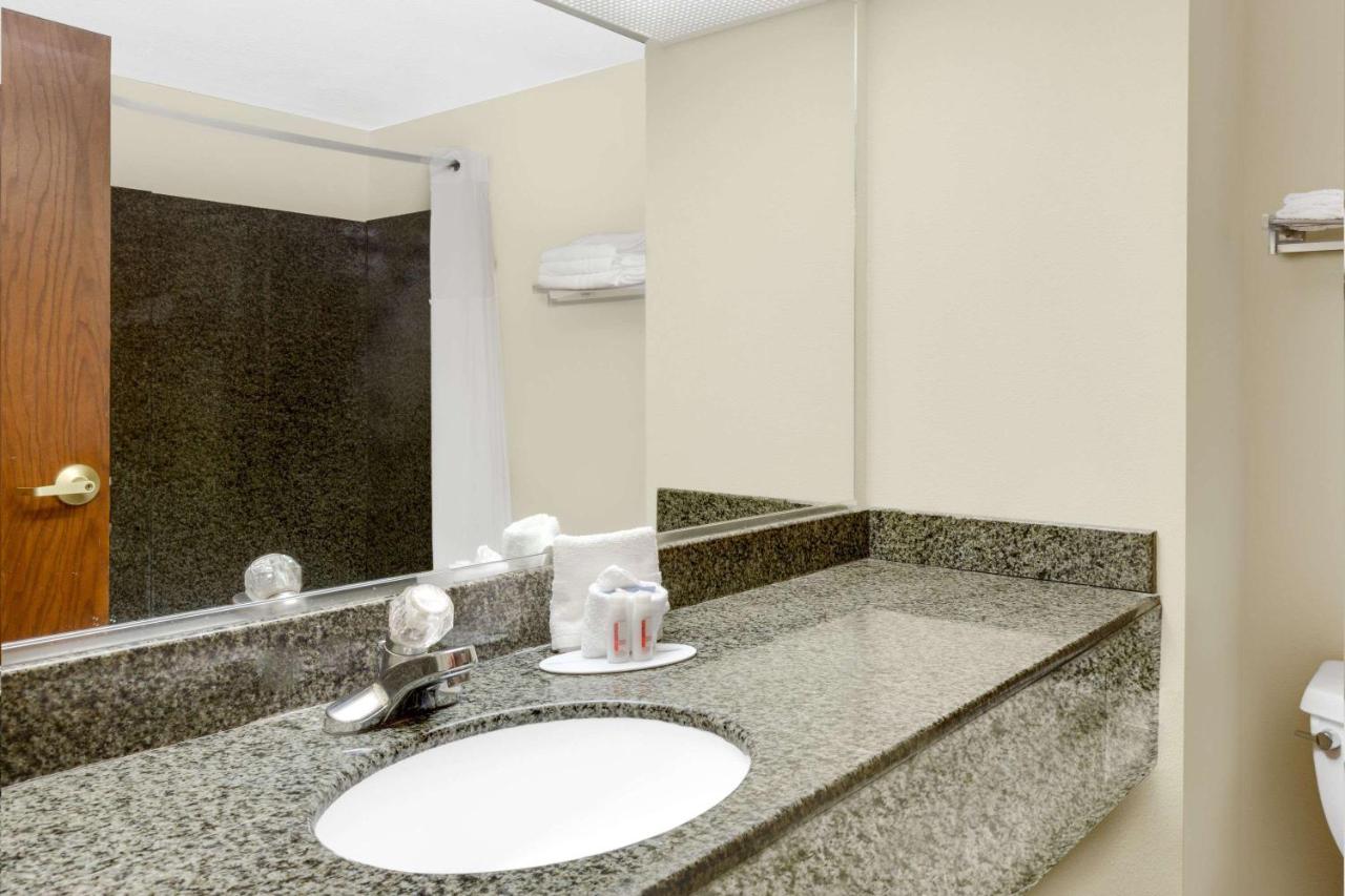 King Suite - Non-Smoking at Days Inn & Suites by Wyndham Pocahontas