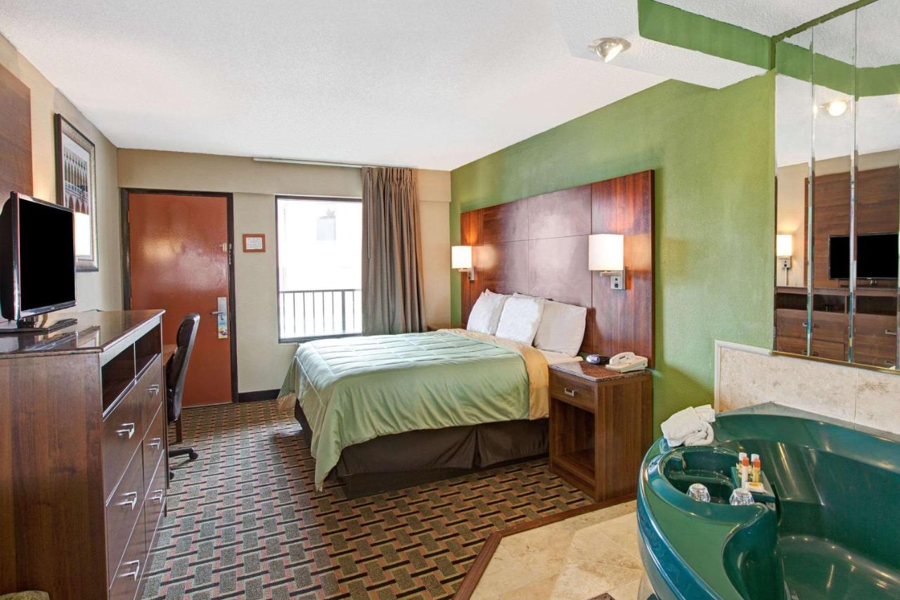 Deluxe King Suite at La Quinta Inn & Suites by Wyndham Hickory