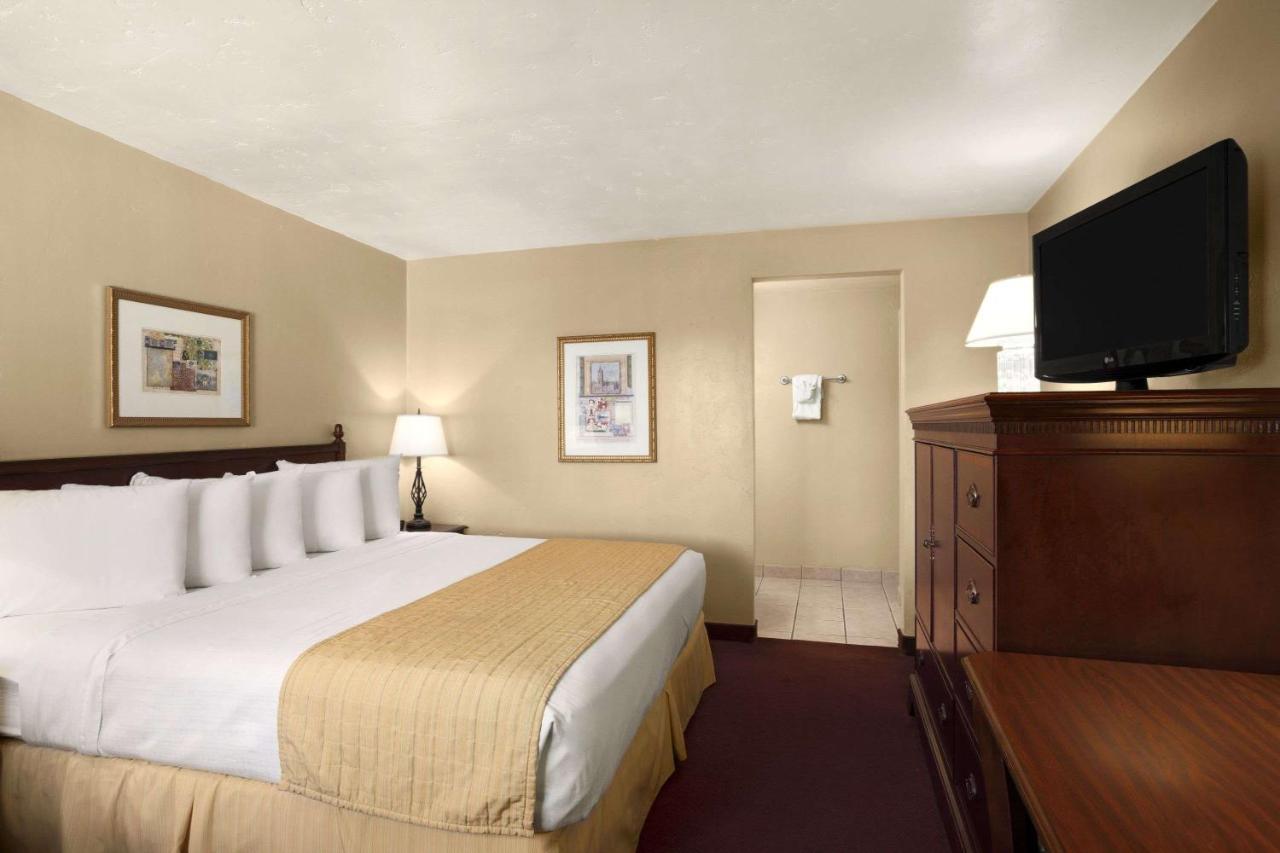 Queen Room - Mobility Access/Non-Smoking at Days Inn by Wyndham Montrose