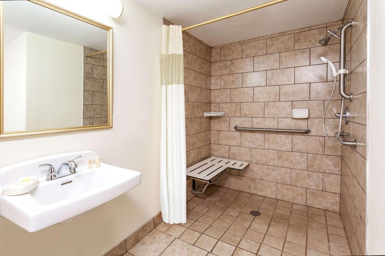 Deluxe Double Room with Two Double Beds - Disability Access - Non-Smoking at Days Inn & Suites by Wyndham Roseville/Detroit Area