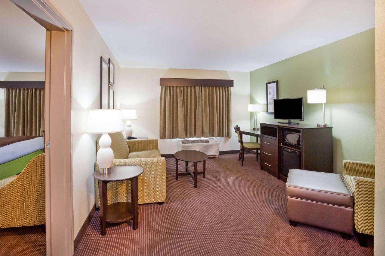 One-Bedroom Deluxe King Suite - Non-Smoking at AmericInn by Wyndham Hartford SD