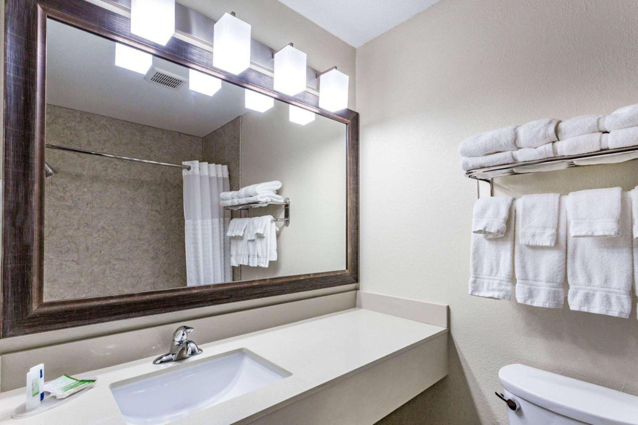 Deluxe Queen Room - Mobility Access/Non-Smoking at AmericInn by Wyndham Sleepy Eye