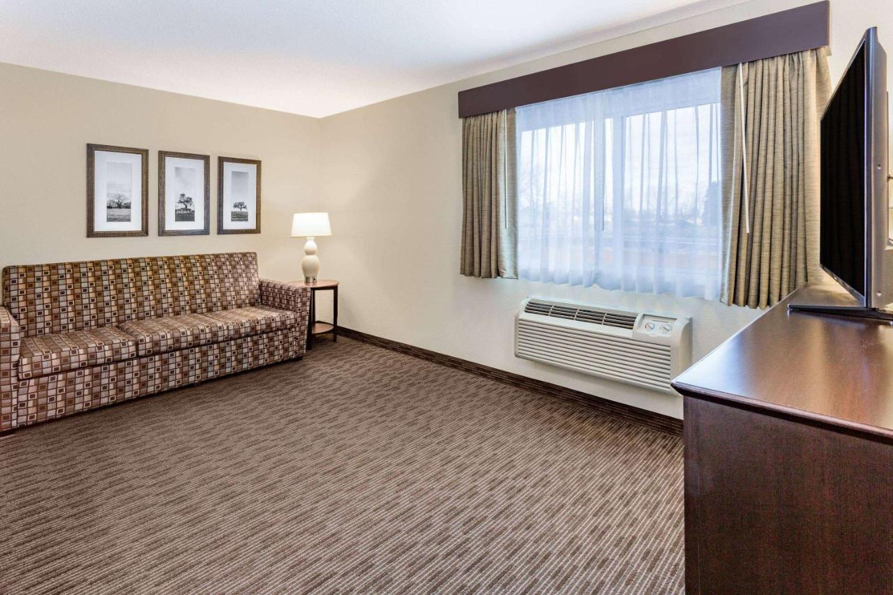 Deluxe Queen Room - Mobility Access/Non-Smoking at AmericInn by Wyndham Sleepy Eye