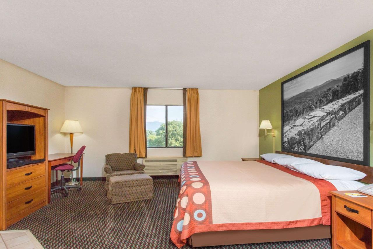 Deluxe King Room - Non-Smoking at Super 8 by Wyndham Bedford