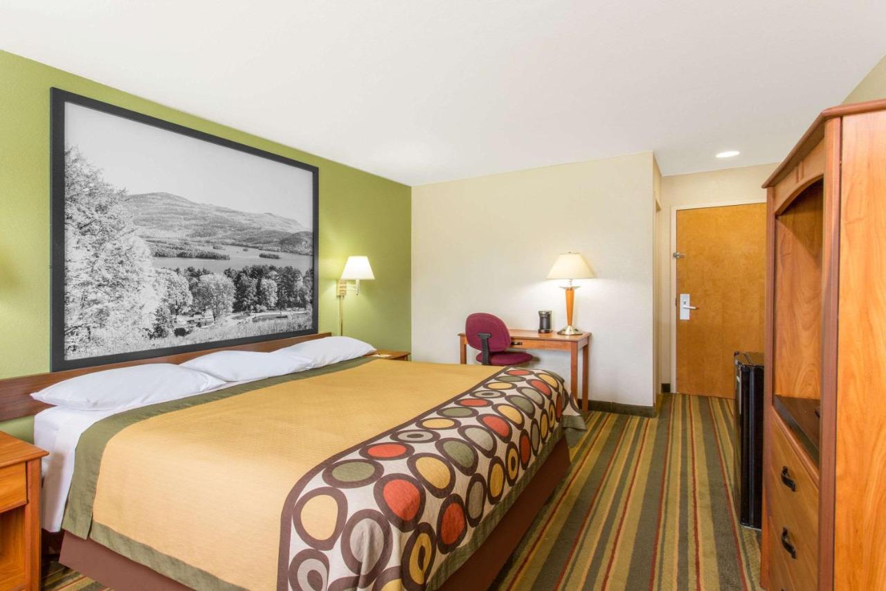 Deluxe King Room - Non-Smoking at Super 8 by Wyndham Bedford