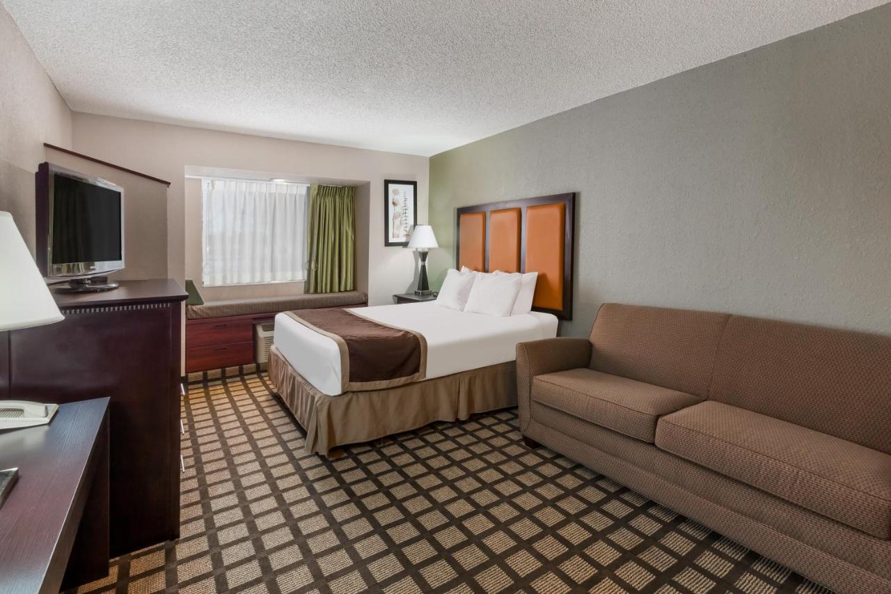 Queen Room - Disability Access at Baymont by Wyndham Gaylord