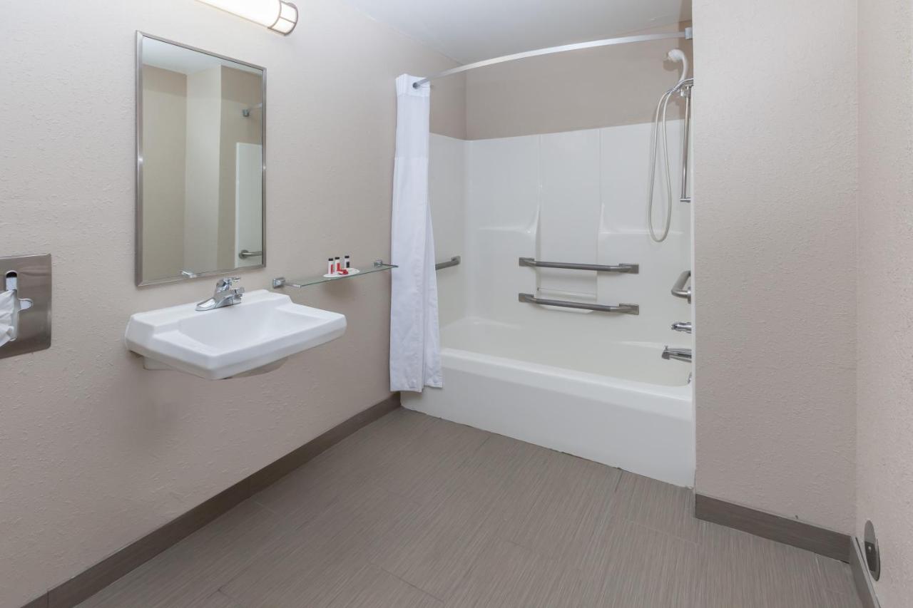 Queen Room - Disability Access at Baymont by Wyndham Gaylord