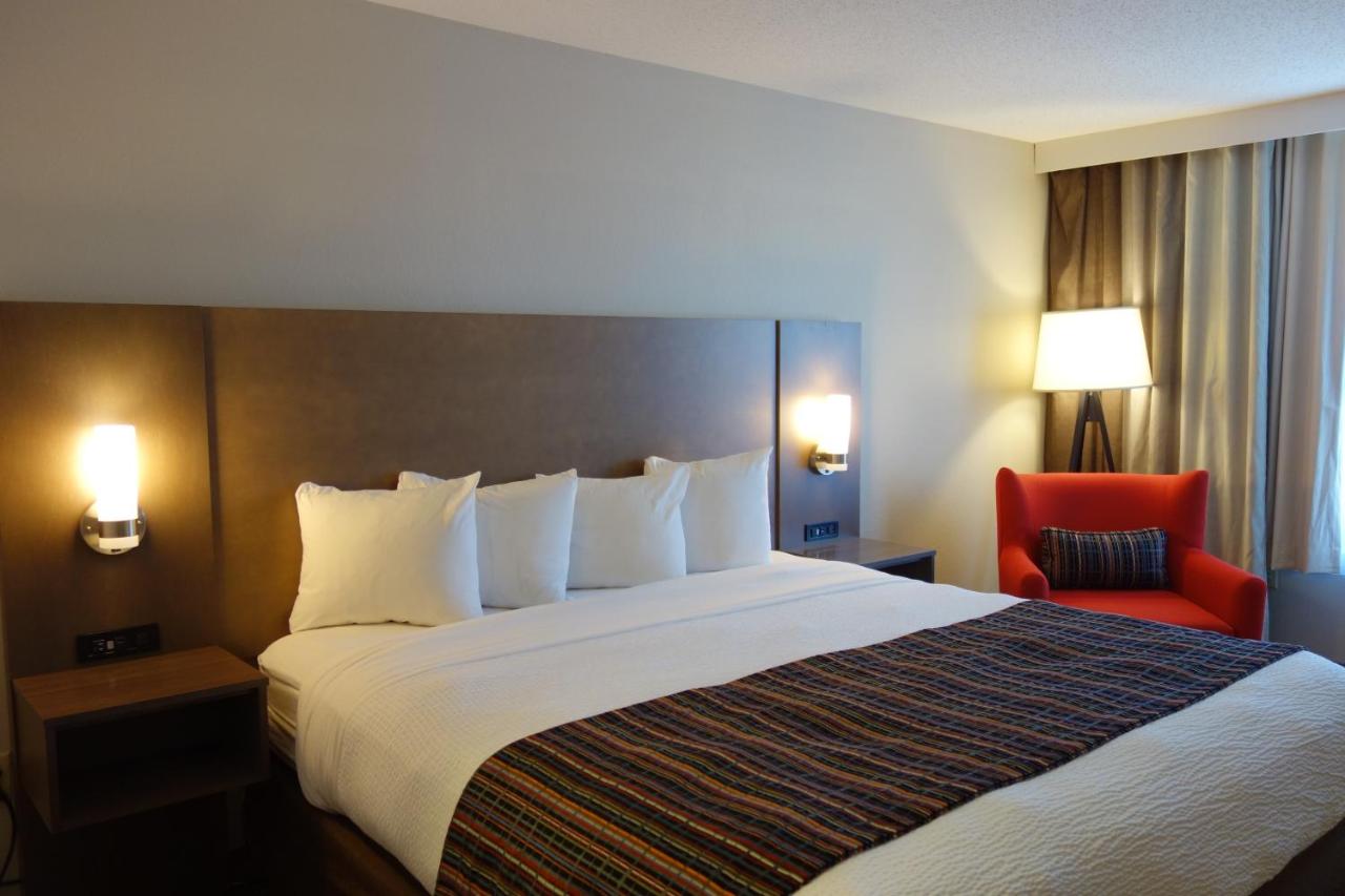 King Room at Country Inn & Suites by Radisson, Mason City, IA