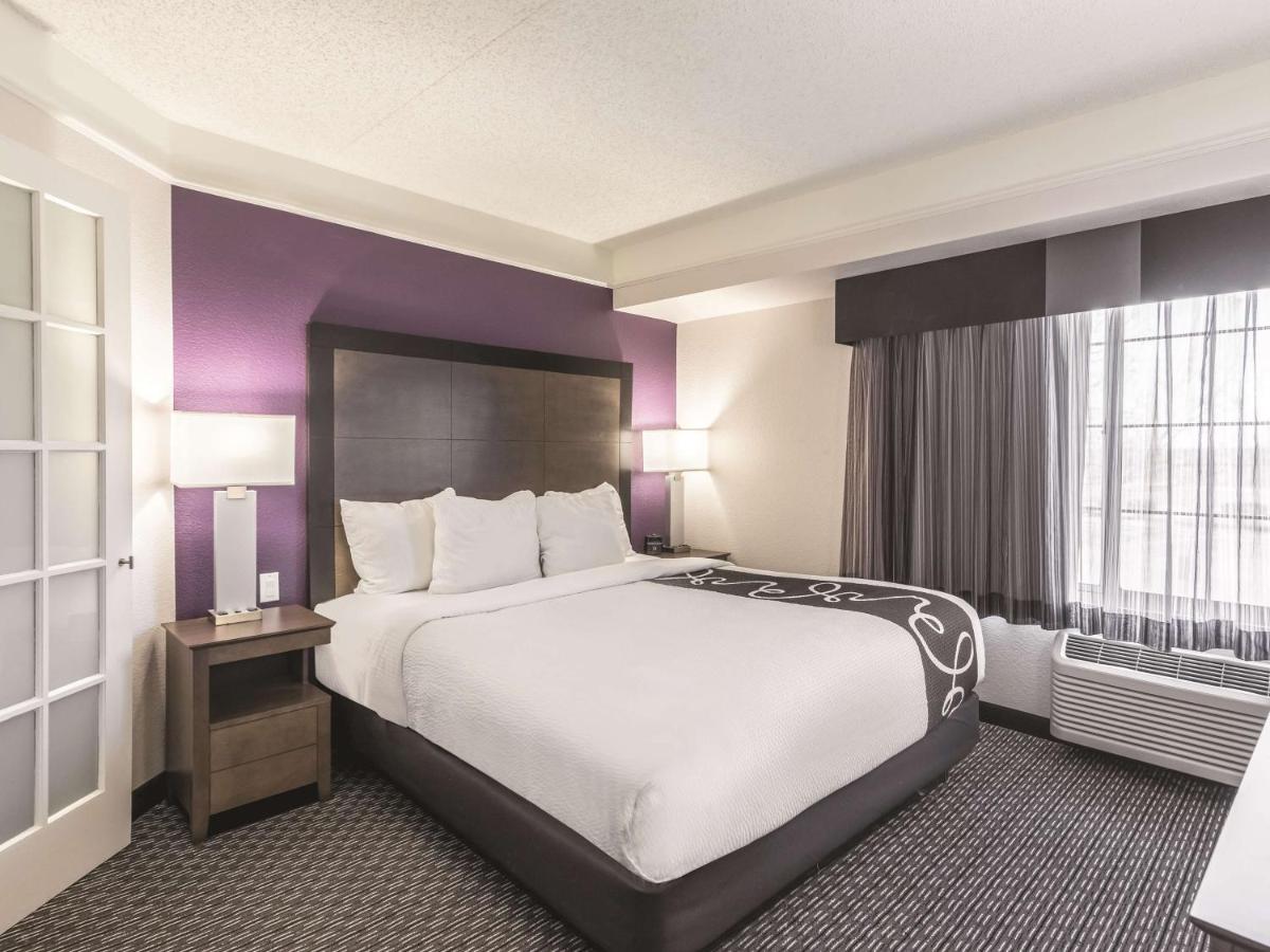 King Suite with Sofa Bed at La Quinta Inn & Suites by Wyndham Denver Tech Center