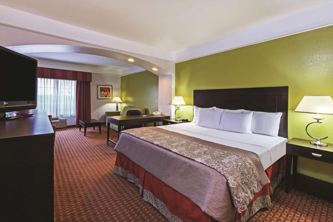Executive King Room at La Quinta Inn & Suites by Wyndham Winnie