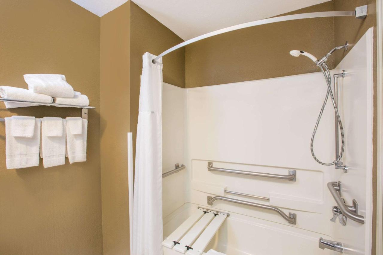 Queen Room - Mobility Access/Non-Smoking at Super 8 by Wyndham Brookings