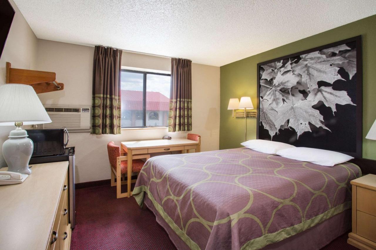 Queen Room - Smoking at Super 8 by Wyndham Salem VA