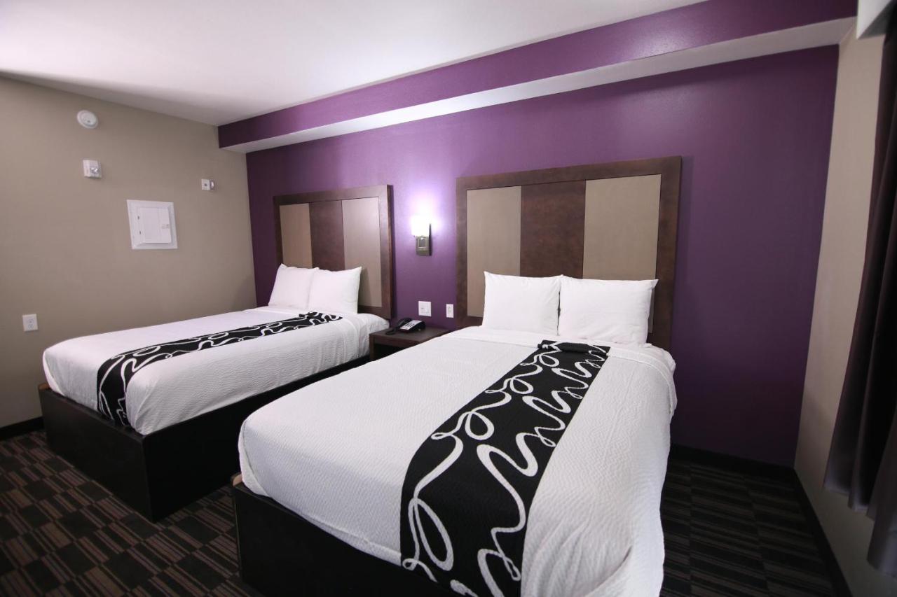 Queen Suite at Home Inn and Suites