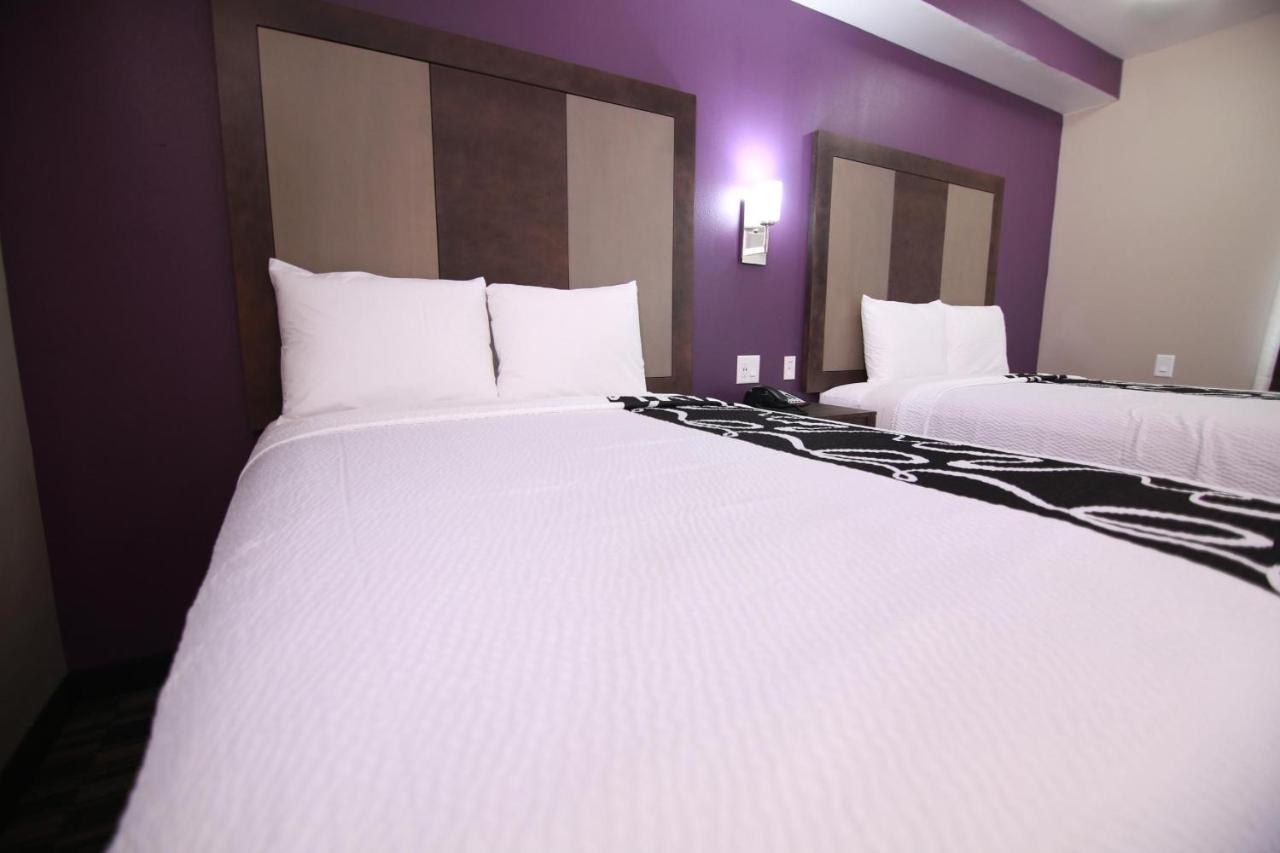 Queen Suite at Home Inn and Suites