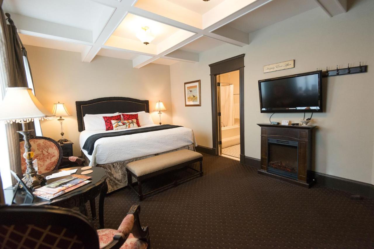 Executive King Room 3 with Private Bathroom at Camas Boutique Hotel
