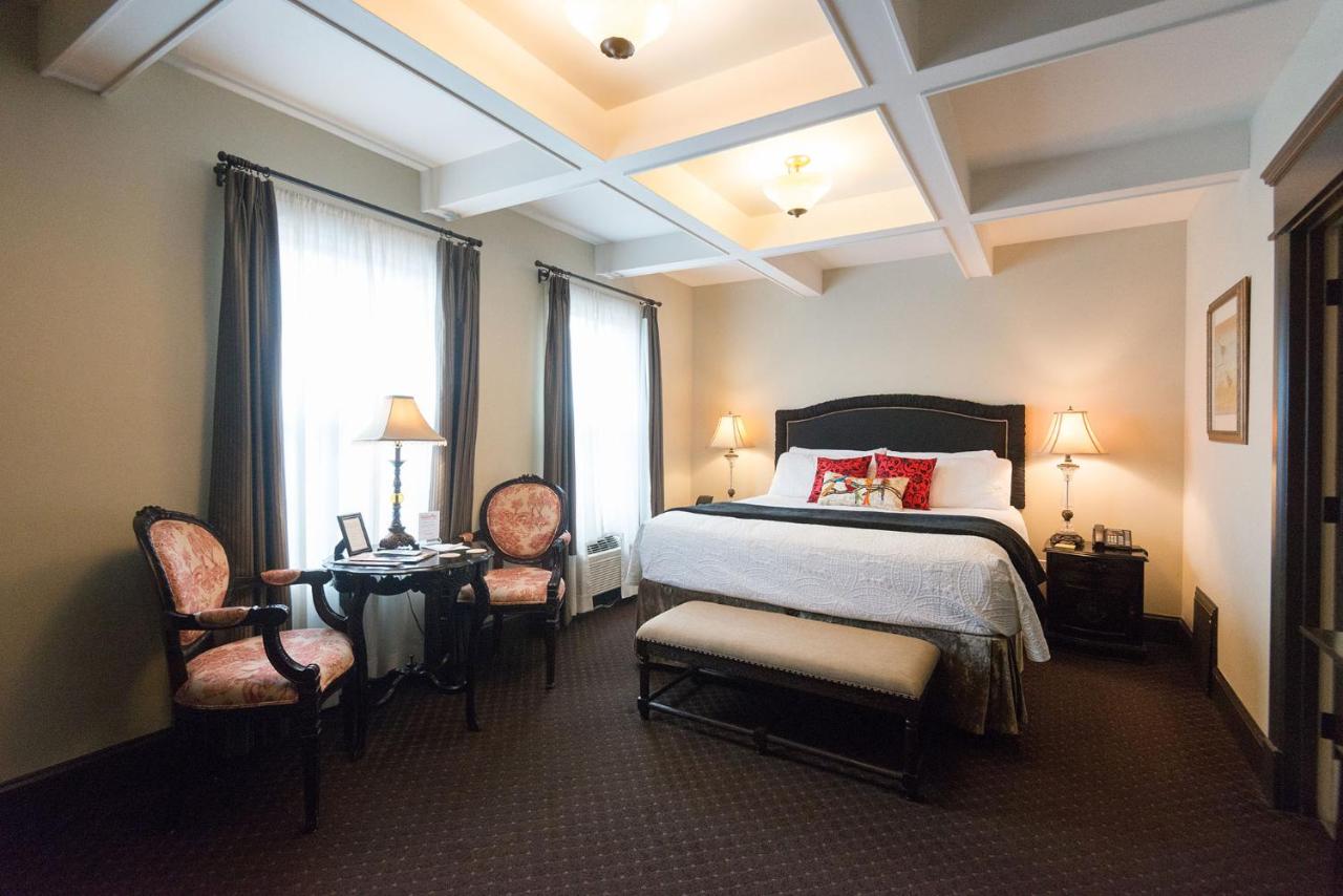 Executive King Room 3 with Private Bathroom at Camas Boutique Hotel