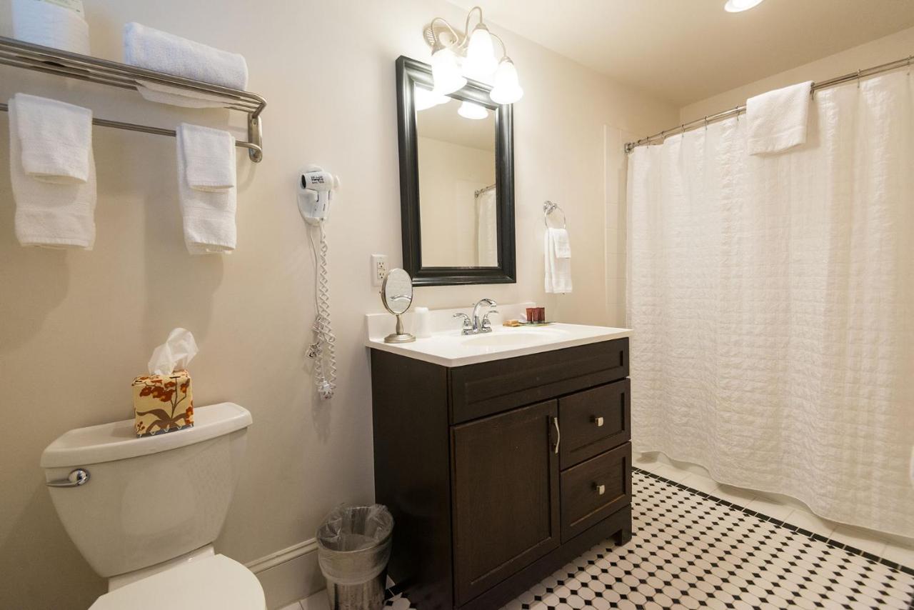 Deluxe Queen Room at Camas Boutique Hotel