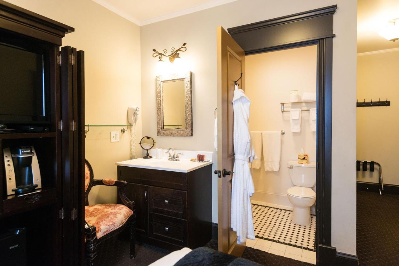 Double Room 7 with Private Bathroom at Camas Boutique Hotel