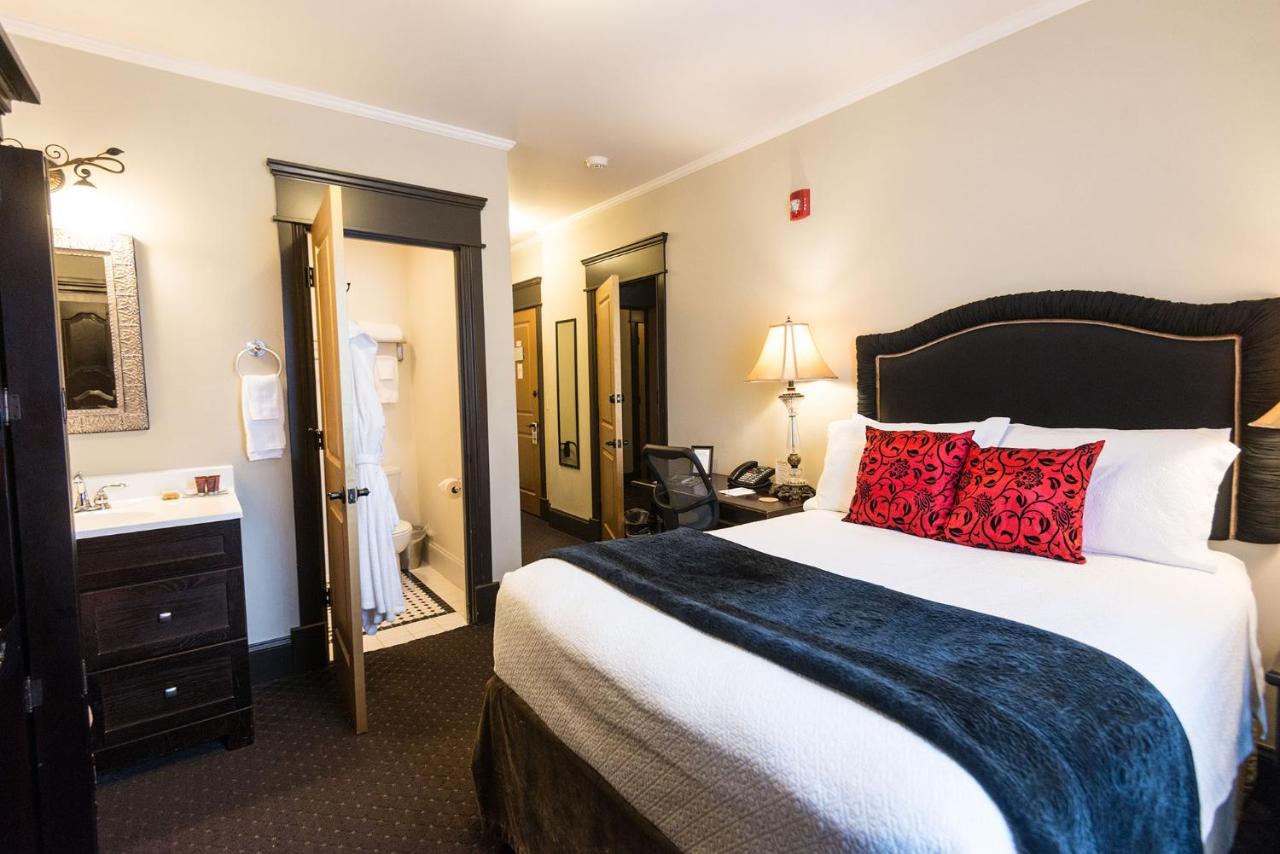 Double Room 7 with Private Bathroom at Camas Boutique Hotel