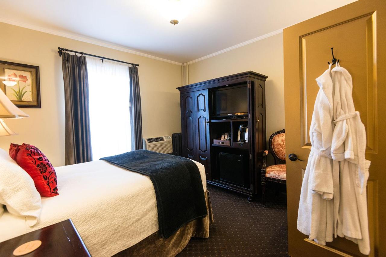 Double Room 7 with Private Bathroom at Camas Boutique Hotel