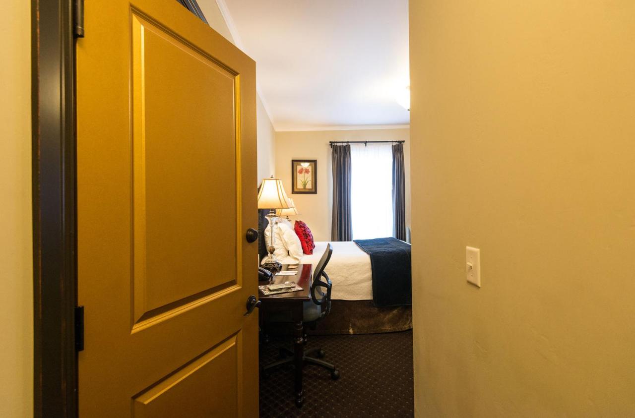 Double Room 7 with Private Bathroom at Camas Boutique Hotel