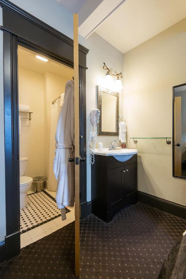 Double Room 8 with Private Bathroom at Camas Boutique Hotel